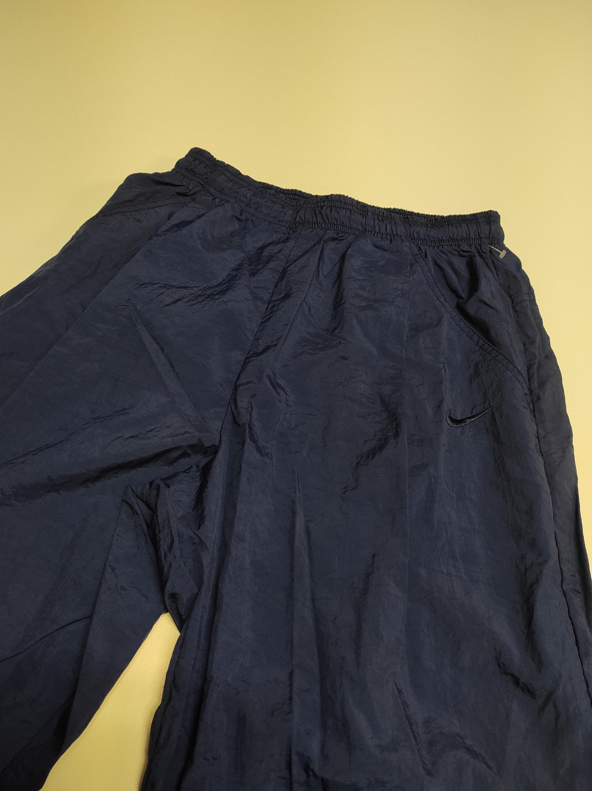 Entdecke unsere Vintage Track Pants von Nike und anderen Marken, erhältlich bei Valuxery.de - Dein Shop für trendige Vintage - Kleidung. Unsere Track Pants sind aus hochwertigen Materialien und