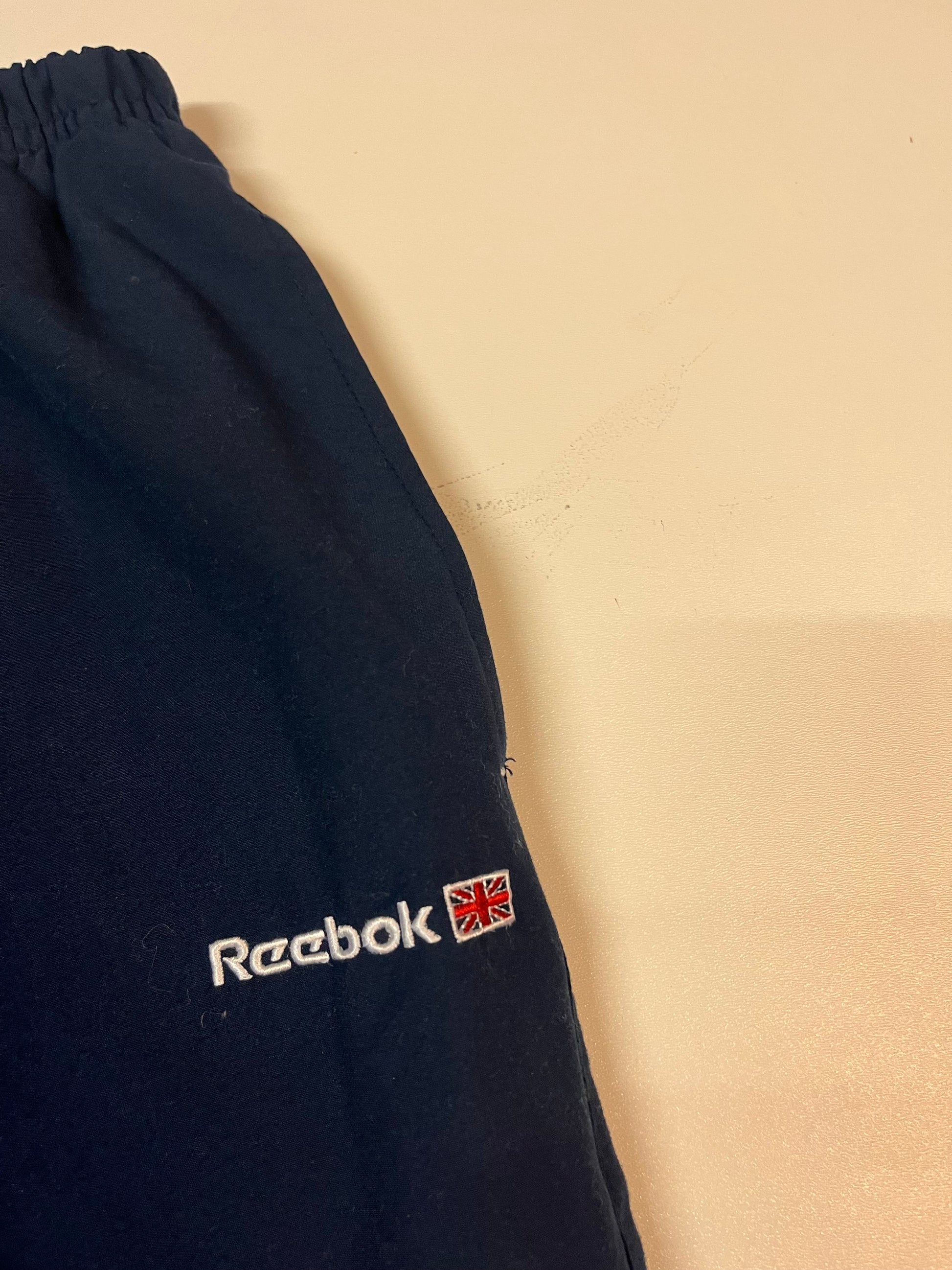 Entdecke unsere Vintage Track Pants von Nike und anderen Marken, erhältlich bei Valuxery.de - Dein Shop für trendige Vintage - Kleidung. Unsere Track Pants sind aus hochwertigen Materialien und