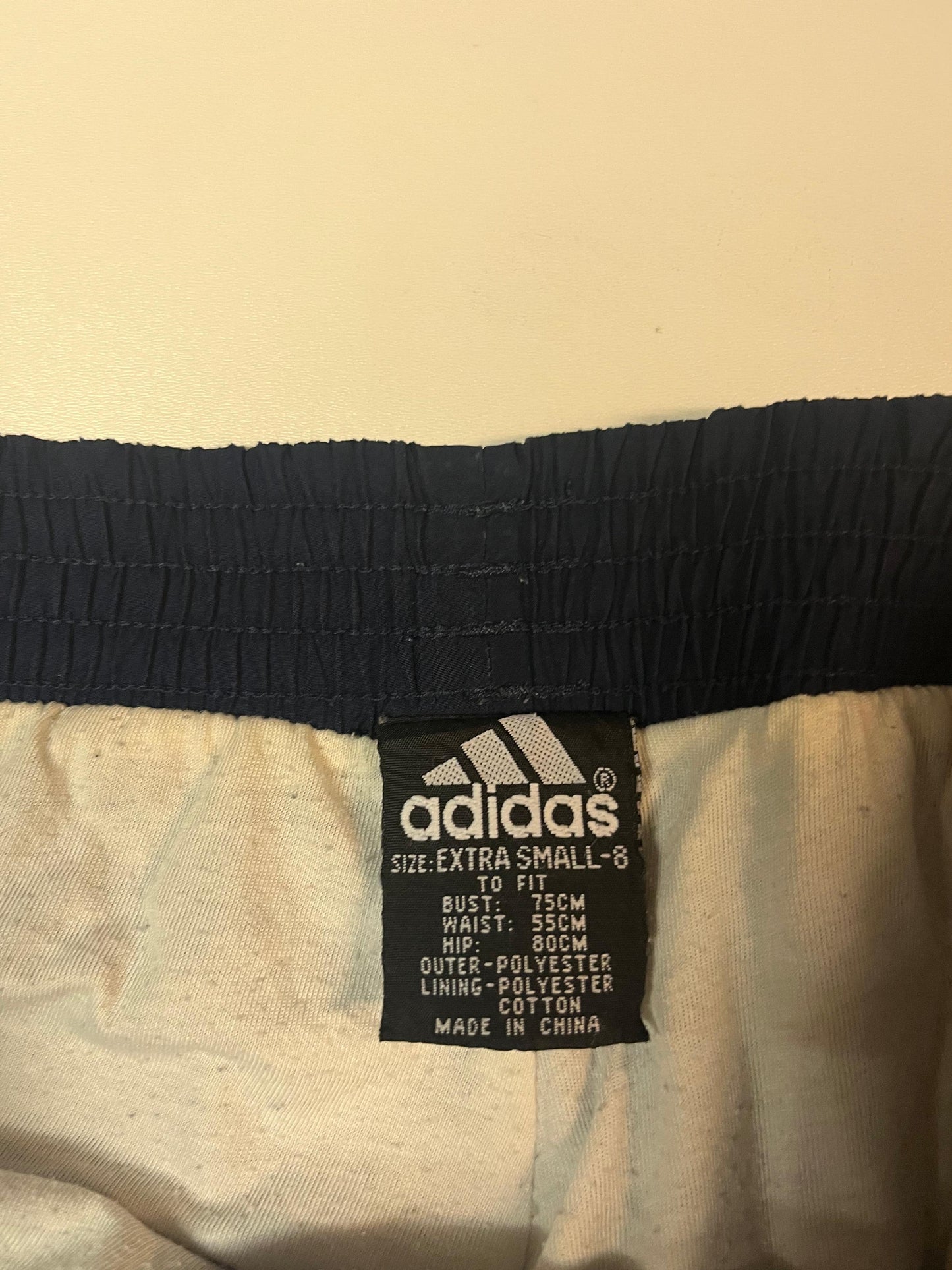 Entdecke unsere Vintage Track Pants von Nike und anderen Marken, erhältlich bei Valuxery.de - Dein Shop für trendige Vintage - Kleidung. Unsere Track Pants sind aus hochwertigen Materialien und
