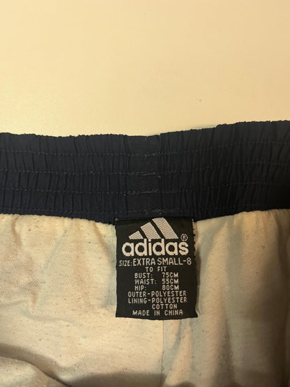 Entdecke unsere Vintage Track Pants von Nike und anderen Marken, erhältlich bei Valuxery.de - Dein Shop für trendige Vintage - Kleidung. Unsere Track Pants sind aus hochwertigen Materialien und
