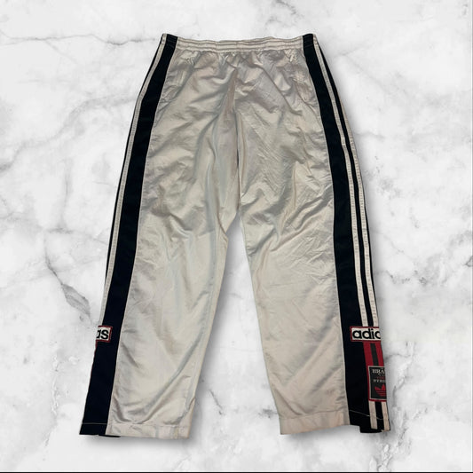 Entdecke unsere Vintage Track Pants von Nike und anderen Marken, erhältlich bei Valuxery.de - Dein Shop für trendige Vintage - Kleidung. Unsere Track Pants sind aus hochwertigen Materialien und