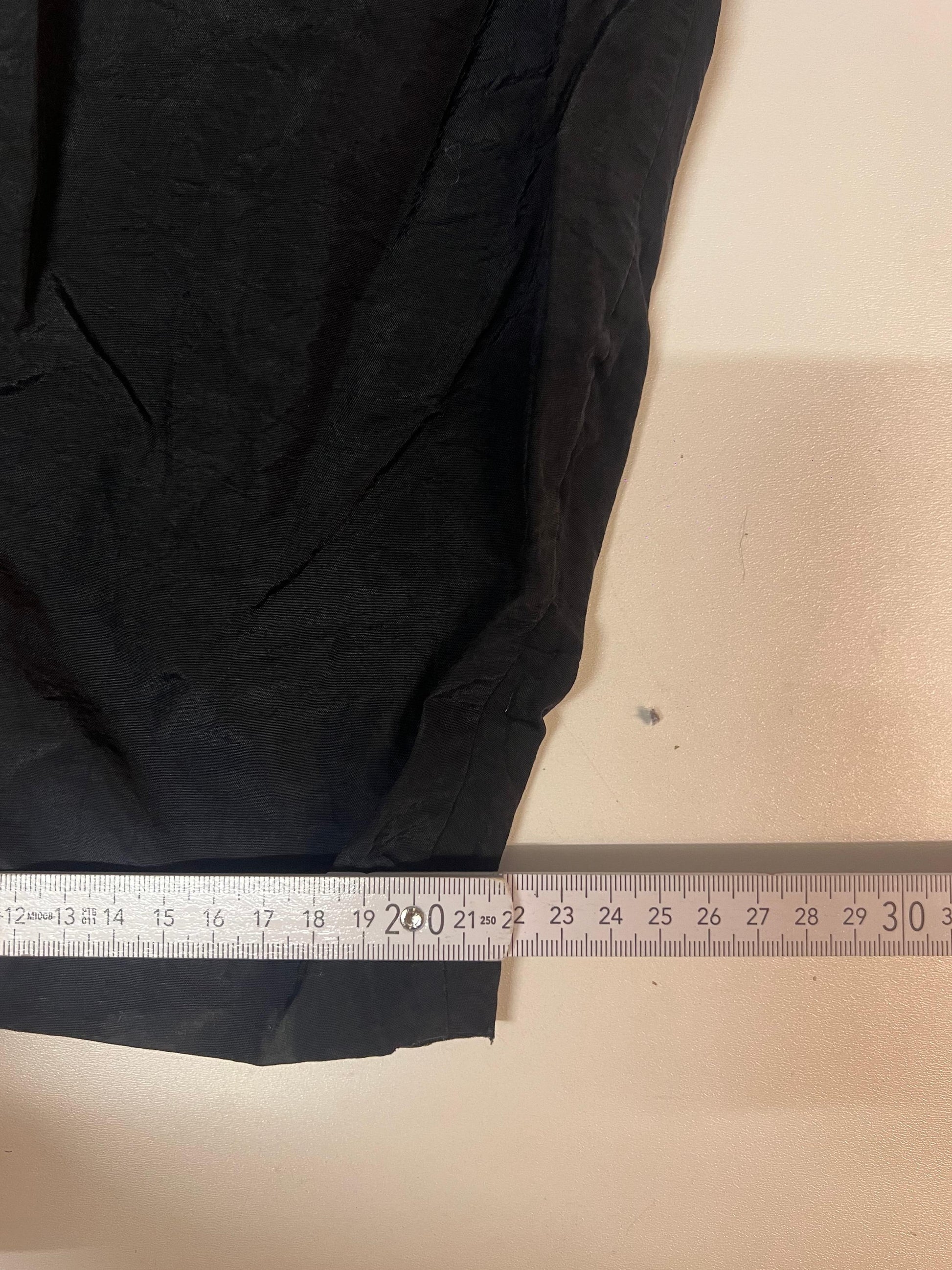 Entdecke unsere Vintage Track Pants von Nike und anderen Marken, erhältlich bei Valuxery.de - Dein Shop für trendige Vintage - Kleidung. Unsere Track Pants sind aus hochwertigen Materialien und