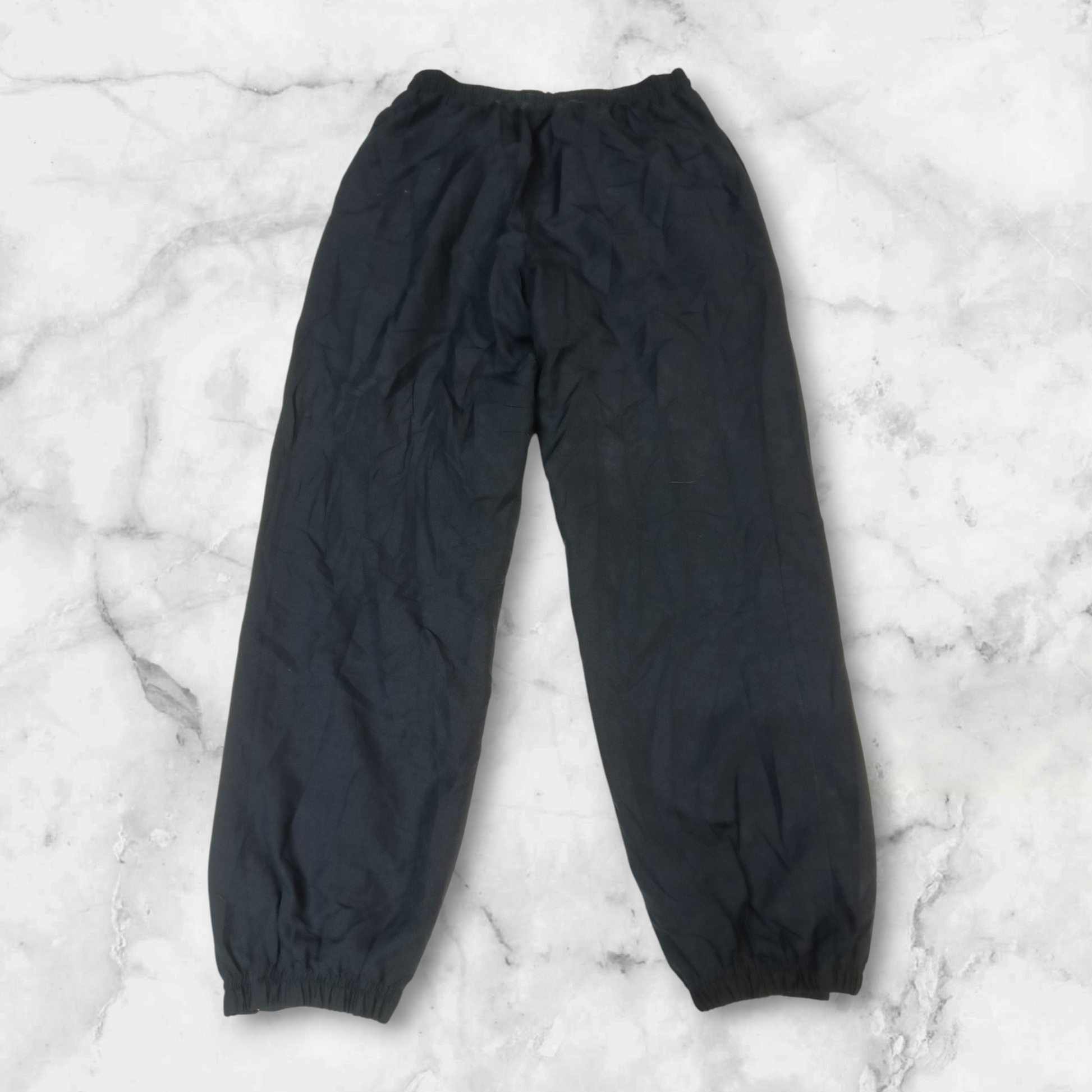 Entdecke unsere Vintage Track Pants von Nike und anderen Marken, erhältlich bei Valuxery.de - Dein Shop für trendige Vintage - Kleidung. Unsere Track Pants sind aus hochwertigen Materialien und