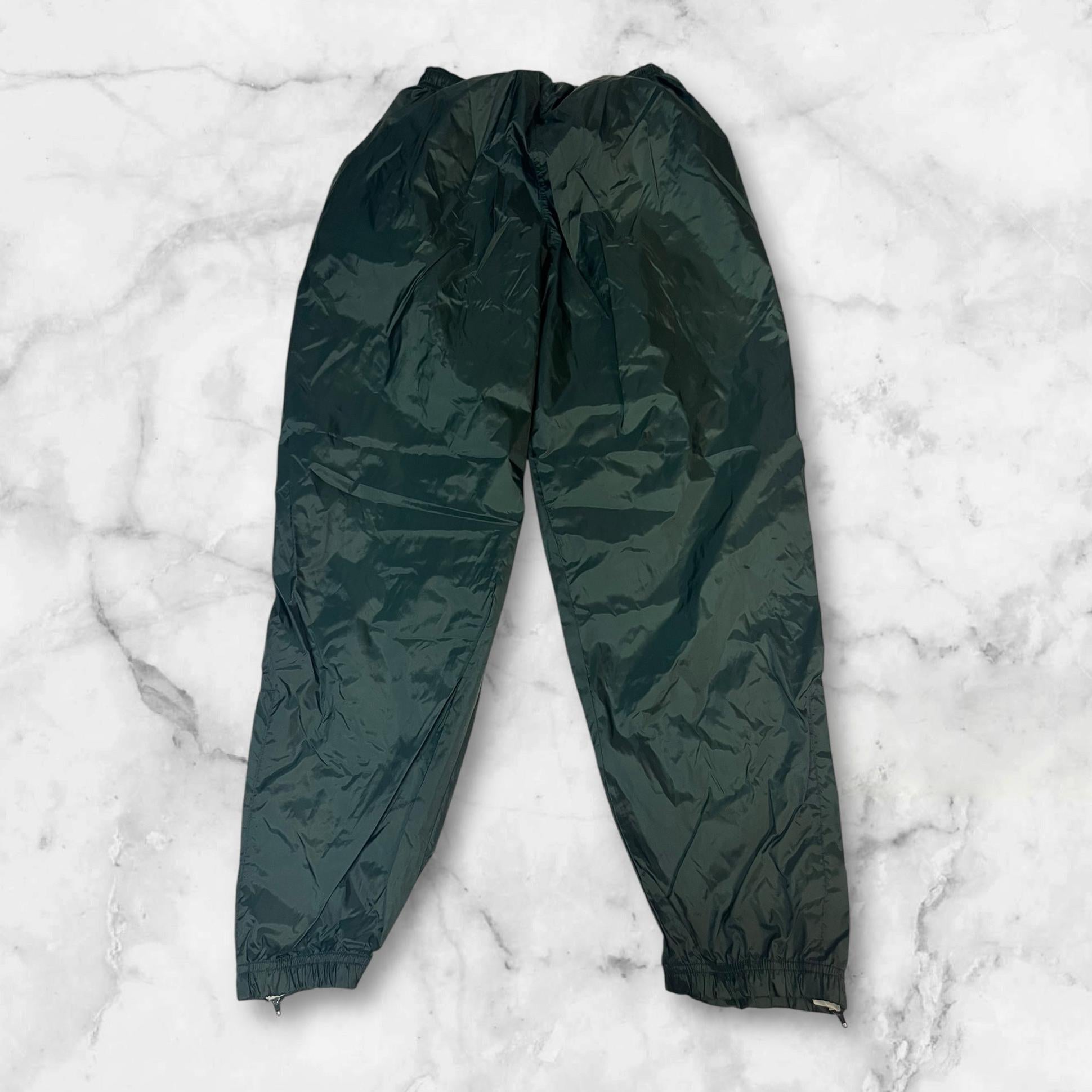 Entdecke unsere Vintage Track Pants von Nike und anderen Marken, erhältlich bei Valuxery.de - Dein Shop für trendige Vintage - Kleidung. Unsere Track Pants sind aus hochwertigen Materialien und