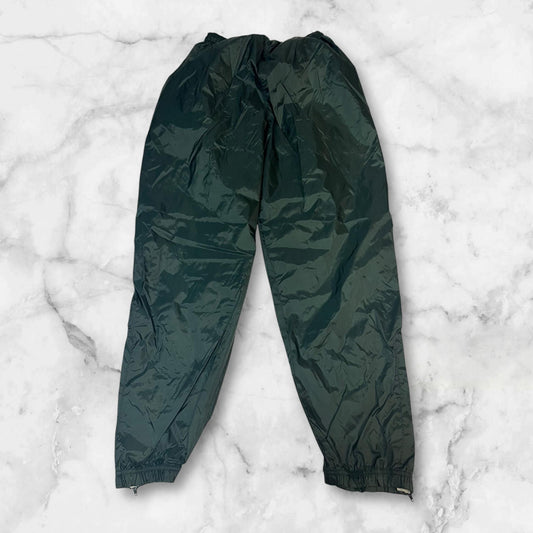 Entdecke unsere Vintage Track Pants von Nike und anderen Marken, erhältlich bei Valuxery.de - Dein Shop für trendige Vintage - Kleidung. Unsere Track Pants sind aus hochwertigen Materialien und