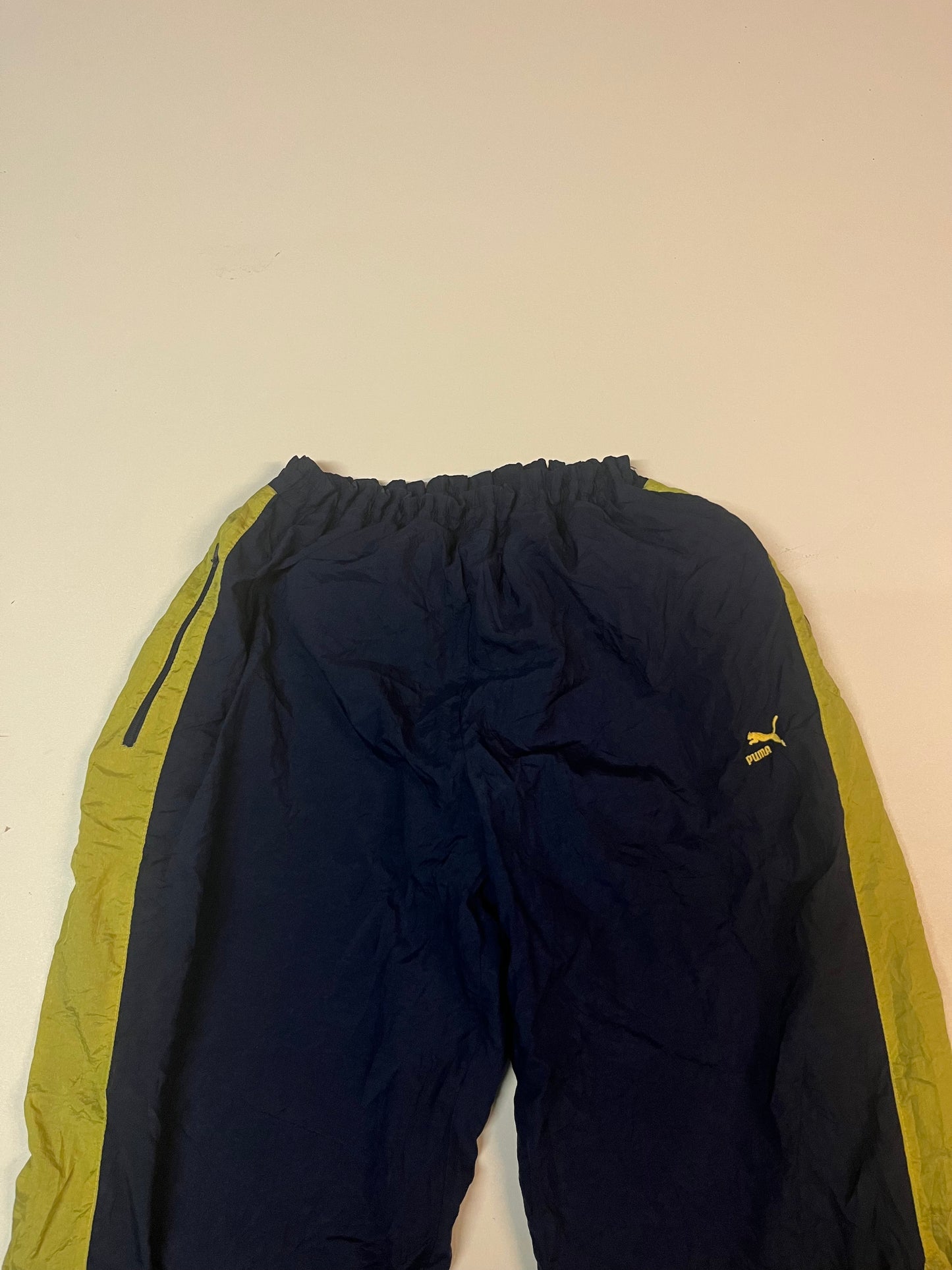 Entdecke unsere Vintage Track Pants von Nike und anderen Marken, erhältlich bei Valuxery.de - Dein Shop für trendige Vintage - Kleidung. Unsere Track Pants sind aus hochwertigen Materialien und