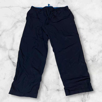 Entdecke unsere Vintage Track Pants von Nike und anderen Marken, erhältlich bei Valuxery.de - Dein Shop für trendige Vintage - Kleidung. Unsere Track Pants sind aus hochwertigen Materialien und