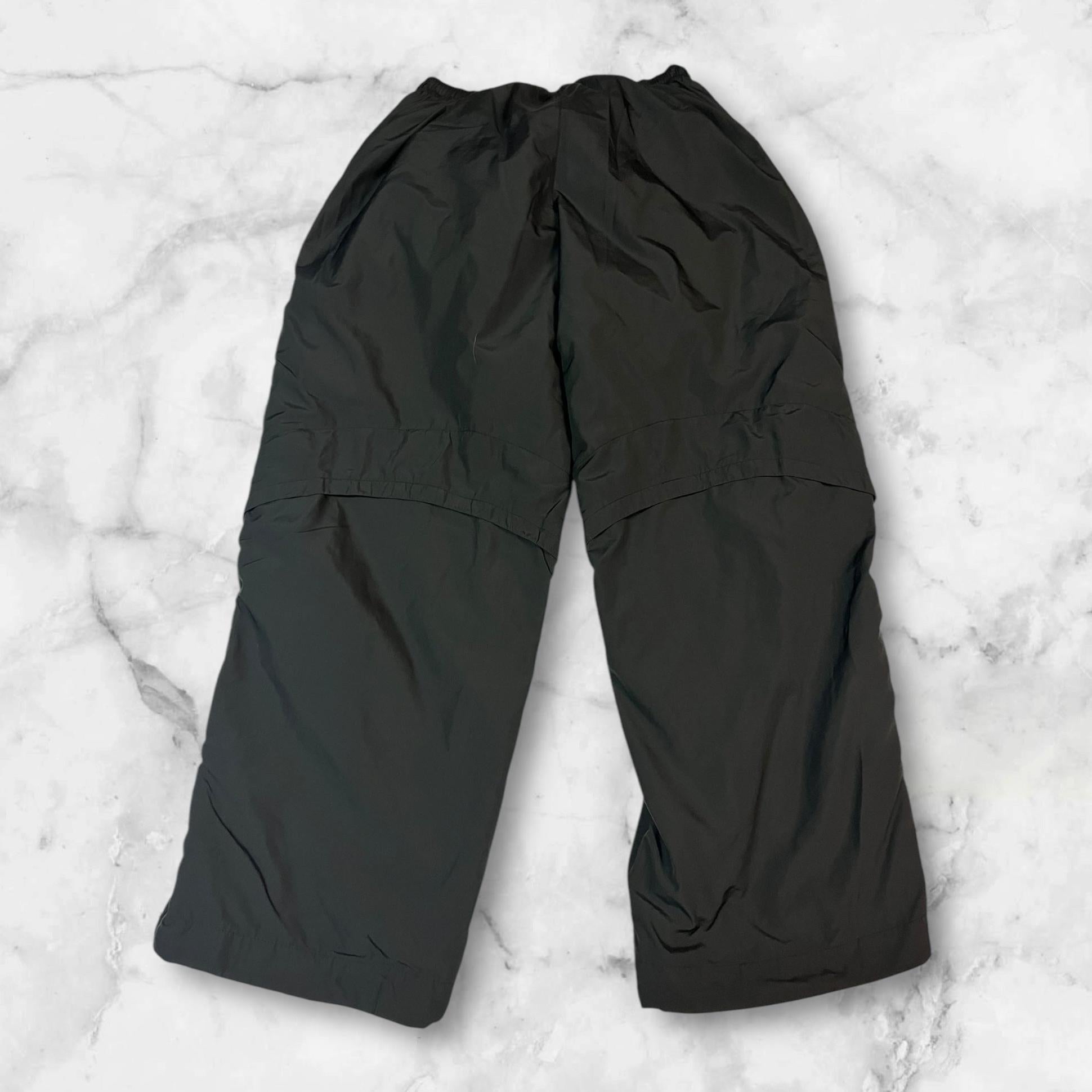 Entdecke unsere Vintage Track Pants von Nike und anderen Marken, erhältlich bei Valuxery.de - Dein Shop für trendige Vintage - Kleidung. Unsere Track Pants sind aus hochwertigen Materialien und