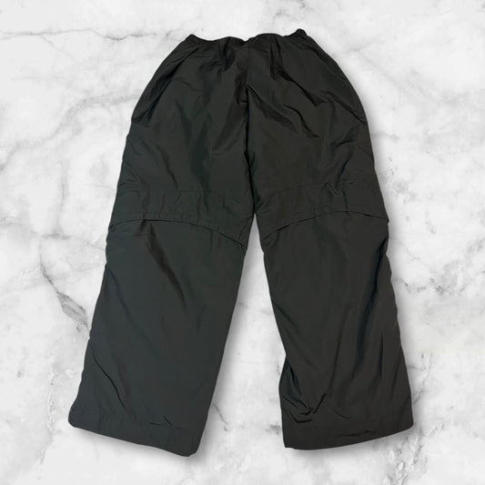 Entdecke unsere Vintage Track Pants von Nike und anderen Marken, erhältlich bei Valuxery.de - Dein Shop für trendige Vintage - Kleidung. Unsere Track Pants sind aus hochwertigen Materialien und