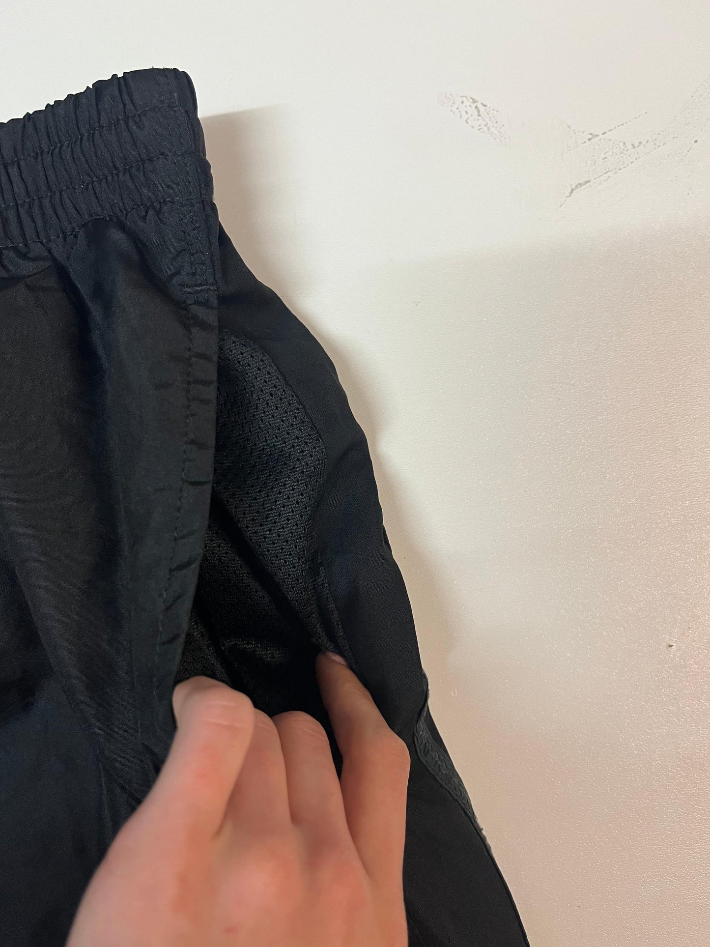 Entdecke unsere Vintage Track Pants von Nike und anderen Marken, erhältlich bei Valuxery.de - Dein Shop für trendige Vintage - Kleidung. Unsere Track Pants sind aus hochwertigen Materialien und