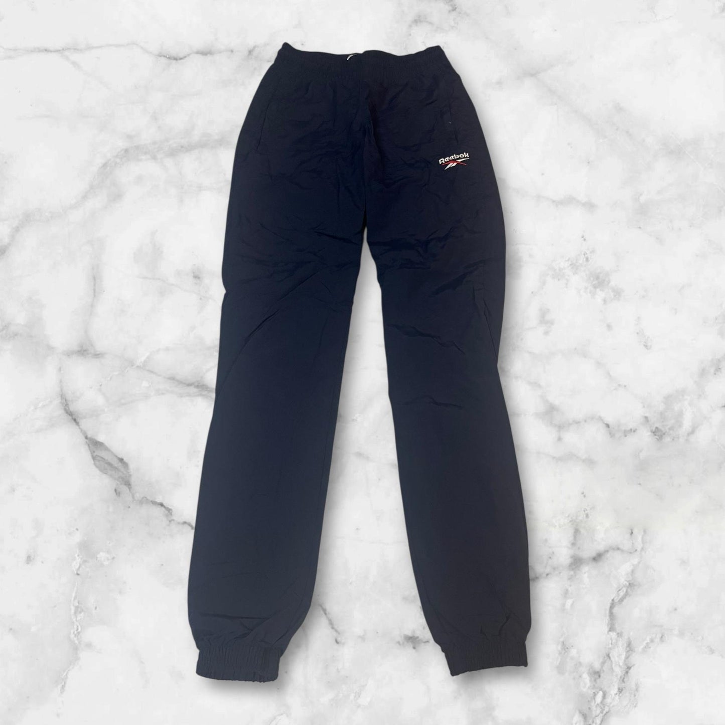 Entdecke unsere Vintage Track Pants von Nike und anderen Marken, erhältlich bei Valuxery.de - Dein Shop für trendige Vintage - Kleidung. Unsere Track Pants sind aus hochwertigen Materialien und