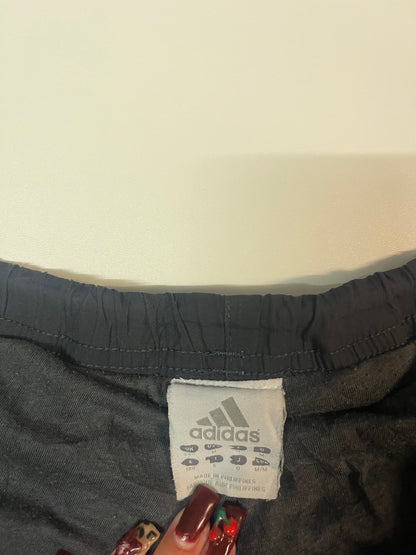 Entdecke unsere Vintage Track Pants von Nike und anderen Marken, erhältlich bei Valuxery.de - Dein Shop für trendige Vintage - Kleidung. Unsere Track Pants sind aus hochwertigen Materialien und