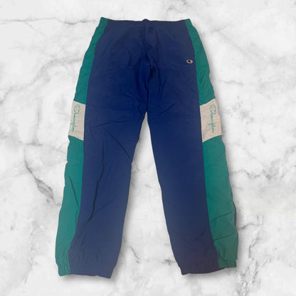 Entdecke unsere Vintage Track Pants von Nike und anderen Marken, erhältlich bei Valuxery.de - Dein Shop für trendige Vintage - Kleidung. Unsere Track Pants sind aus hochwertigen Materialien und
