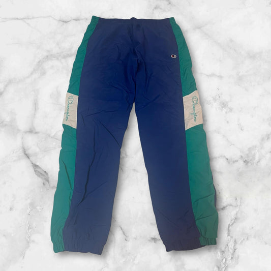 Entdecke unsere Vintage Track Pants von Nike und anderen Marken, erhältlich bei Valuxery.de - Dein Shop für trendige Vintage - Kleidung. Unsere Track Pants sind aus hochwertigen Materialien und