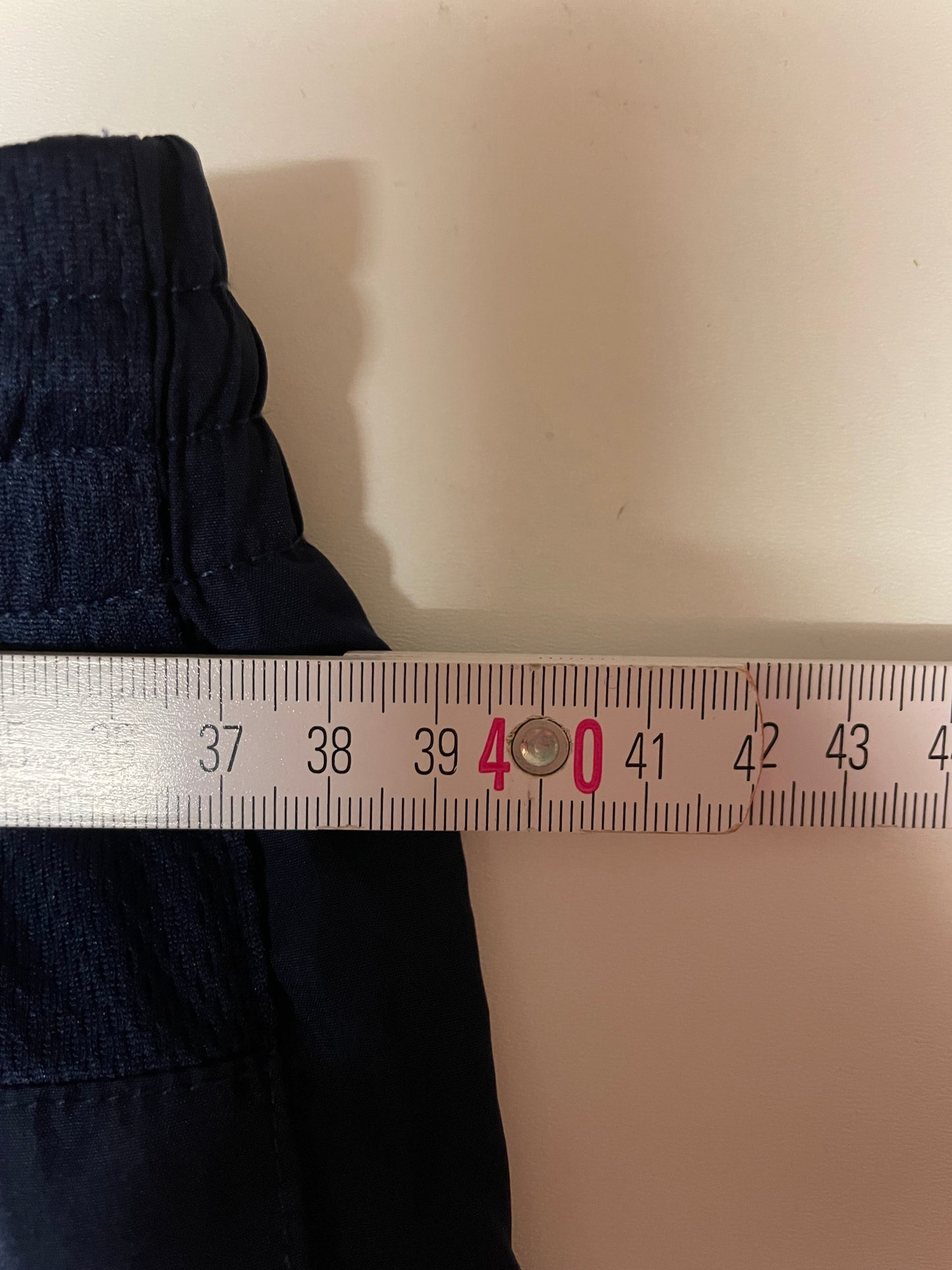 Entdecke unsere Vintage Track Pants von Nike und anderen Marken, erhältlich bei Valuxery.de - Dein Shop für trendige Vintage - Kleidung. Unsere Track Pants sind aus hochwertigen Materialien und