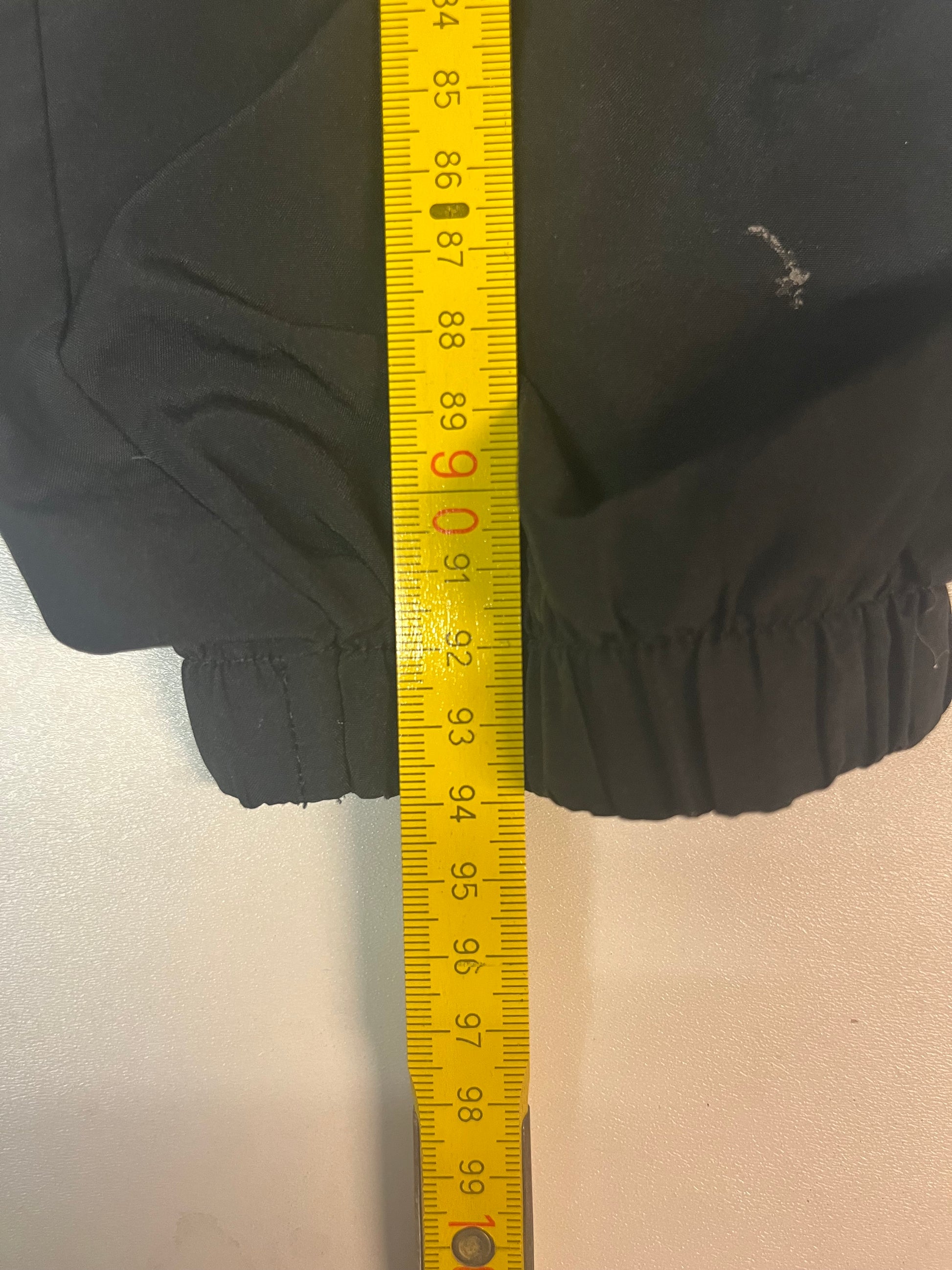 Entdecke unsere Vintage Track Pants von Nike und anderen Marken, erhältlich bei Valuxery.de - Dein Shop für trendige Vintage - Kleidung. Unsere Track Pants sind aus hochwertigen Materialien und