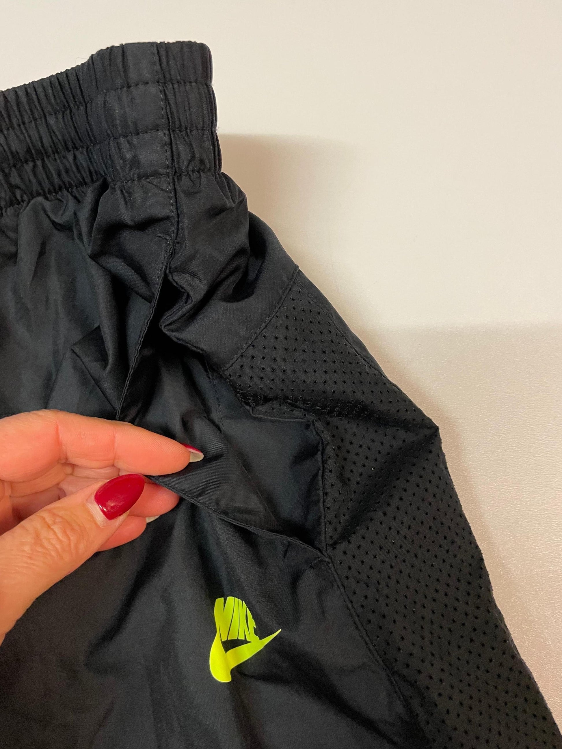 Entdecke unsere Vintage Track Pants von Nike und anderen Marken, erhältlich bei Valuxery.de - Dein Shop für trendige Vintage - Kleidung. Unsere Track Pants sind aus hochwertigen Materialien und