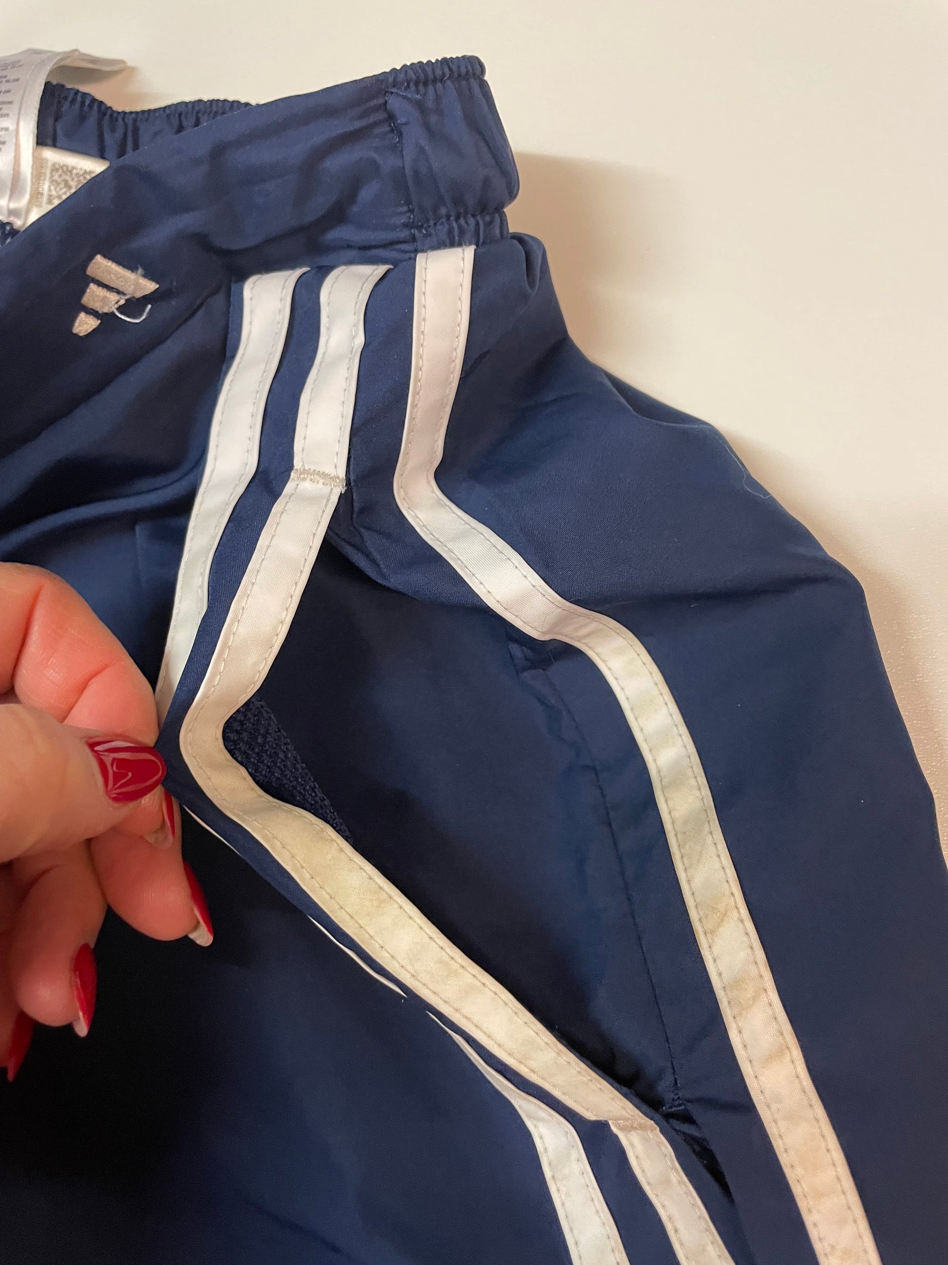 Entdecke unsere Vintage Track Pants von Nike und anderen Marken, erhältlich bei Valuxery.de - Dein Shop für trendige Vintage - Kleidung. Unsere Track Pants sind aus hochwertigen Materialien und