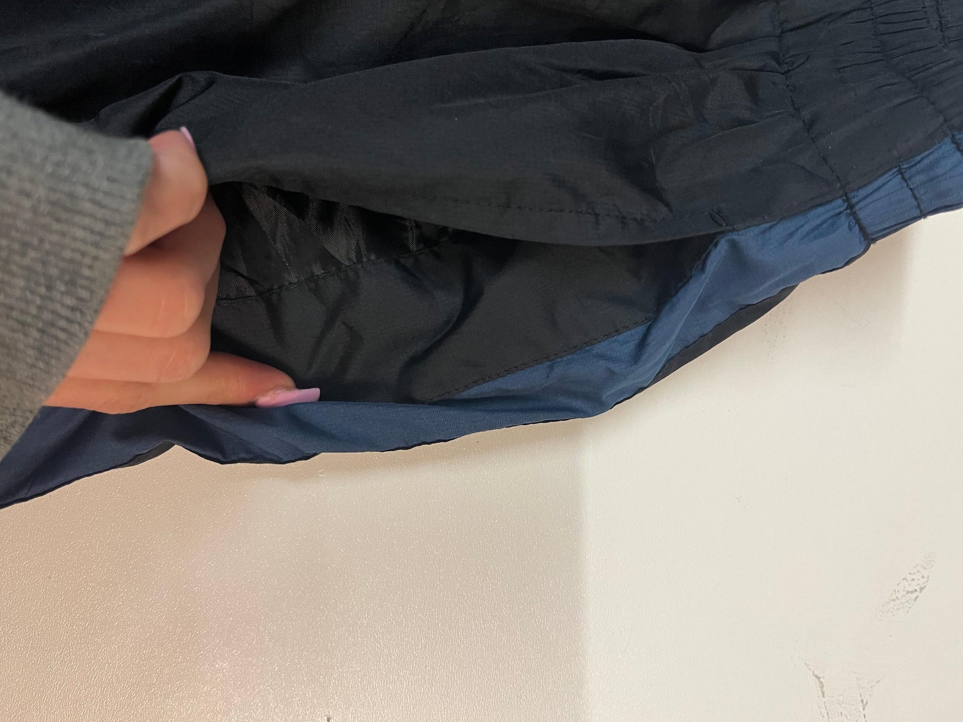 Entdecke unsere Vintage Track Pants von Nike und anderen Marken, erhältlich bei Valuxery.de - Dein Shop für trendige Vintage - Kleidung. Unsere Track Pants sind aus hochwertigen Materialien und