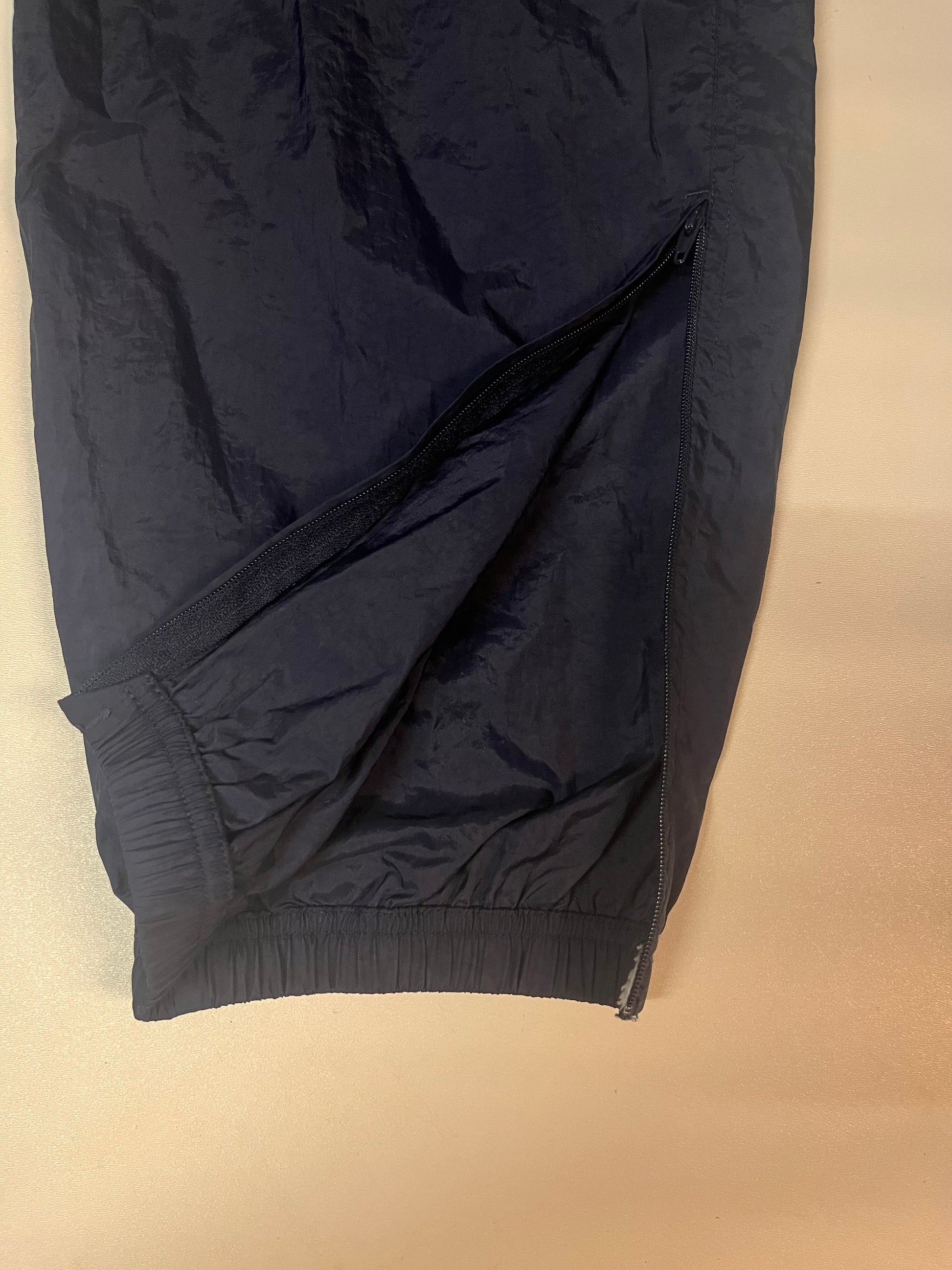 Entdecke unsere Vintage Track Pants von Nike und anderen Marken, erhältlich bei Valuxery.de - Dein Shop für trendige Vintage - Kleidung. Unsere Track Pants sind aus hochwertigen Materialien und