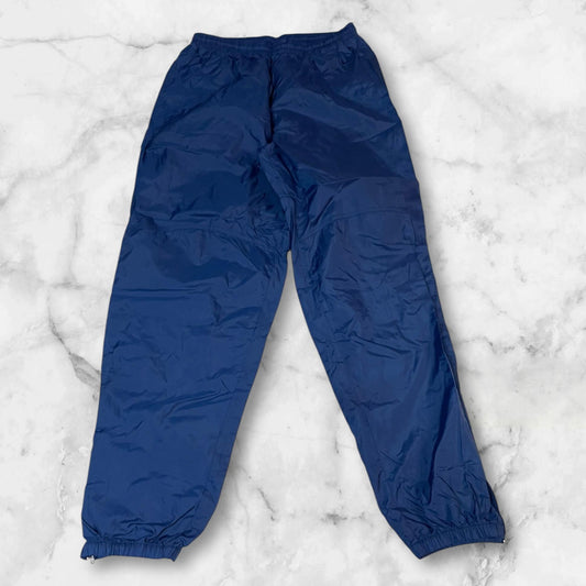 Entdecke unsere Vintage Track Pants von Nike und anderen Marken, erhältlich bei Valuxery.de - Dein Shop für trendige Vintage - Kleidung. Unsere Track Pants sind aus hochwertigen Materialien und