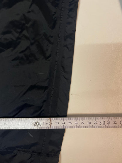Entdecke unsere Vintage Track Pants von Nike und anderen Marken, erhältlich bei Valuxery.de - Dein Shop für trendige Vintage - Kleidung. Unsere Track Pants sind aus hochwertigen Materialien und