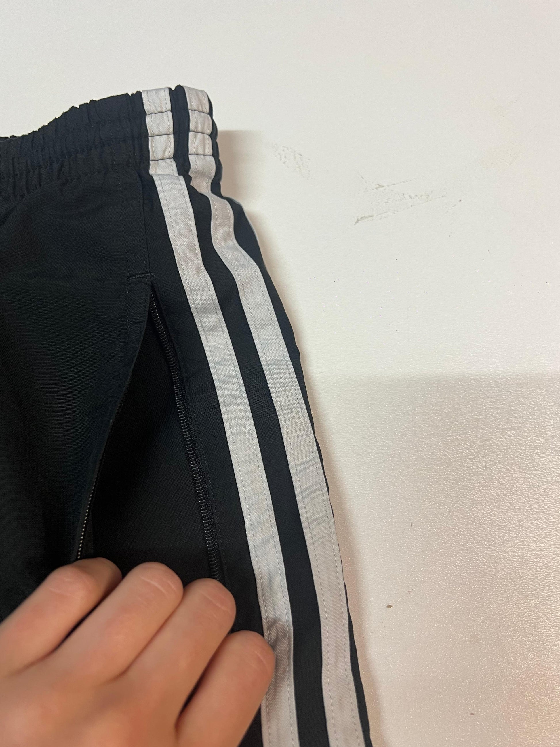 Entdecke unsere Vintage Track Pants von Nike und anderen Marken, erhältlich bei Valuxery.de - Dein Shop für trendige Vintage - Kleidung. Unsere Track Pants sind aus hochwertigen Materialien und
