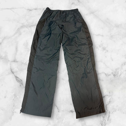 Entdecke unsere Vintage Track Pants von Nike und anderen Marken, erhältlich bei Valuxery.de - Dein Shop für trendige Vintage - Kleidung. Unsere Track Pants sind aus hochwertigen Materialien und