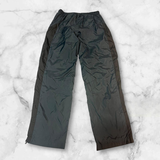 Entdecke unsere Vintage Track Pants von Nike und anderen Marken, erhältlich bei Valuxery.de - Dein Shop für trendige Vintage - Kleidung. Unsere Track Pants sind aus hochwertigen Materialien und