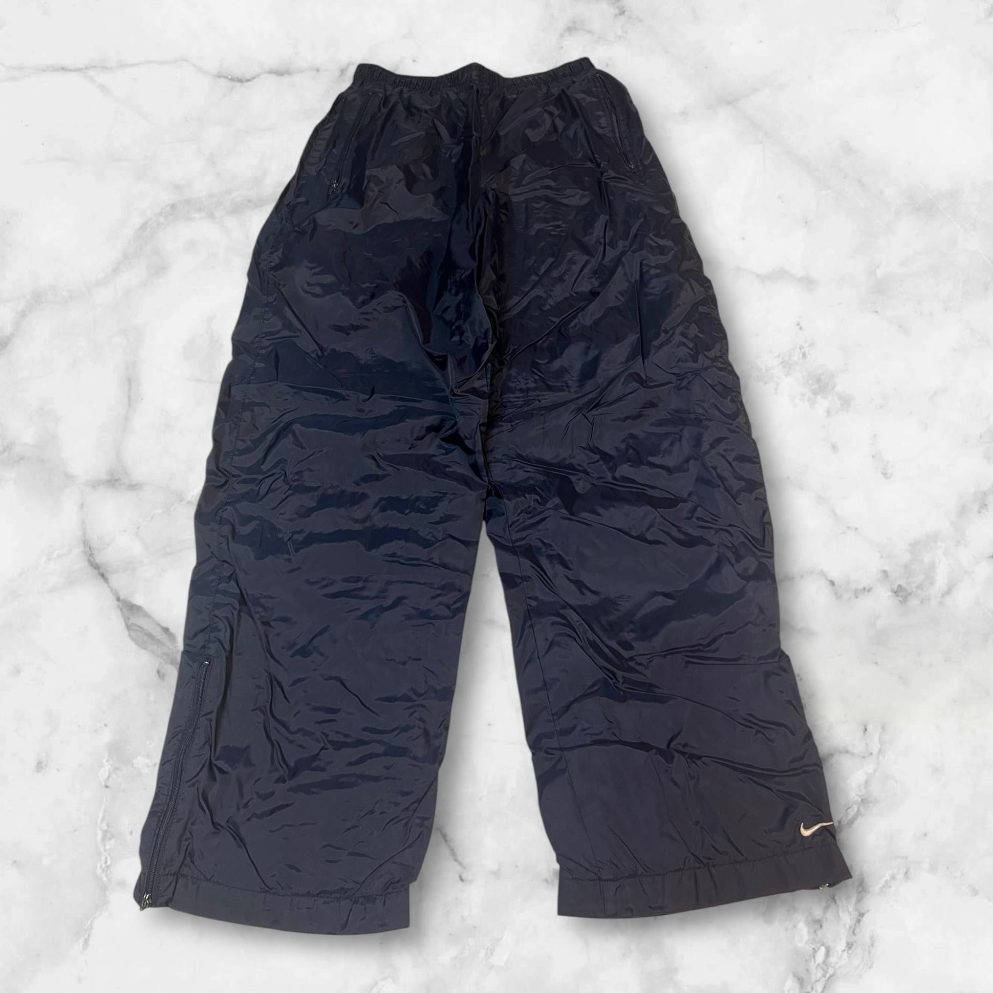 Entdecke unsere Vintage Track Pants von Nike und anderen Marken, erhältlich bei Valuxery.de - Dein Shop für trendige Vintage - Kleidung. Unsere Track Pants sind aus hochwertigen Materialien und