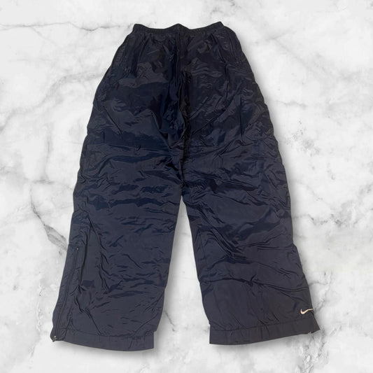 Entdecke unsere Vintage Track Pants von Nike und anderen Marken, erhältlich bei Valuxery.de - Dein Shop für trendige Vintage - Kleidung. Unsere Track Pants sind aus hochwertigen Materialien und