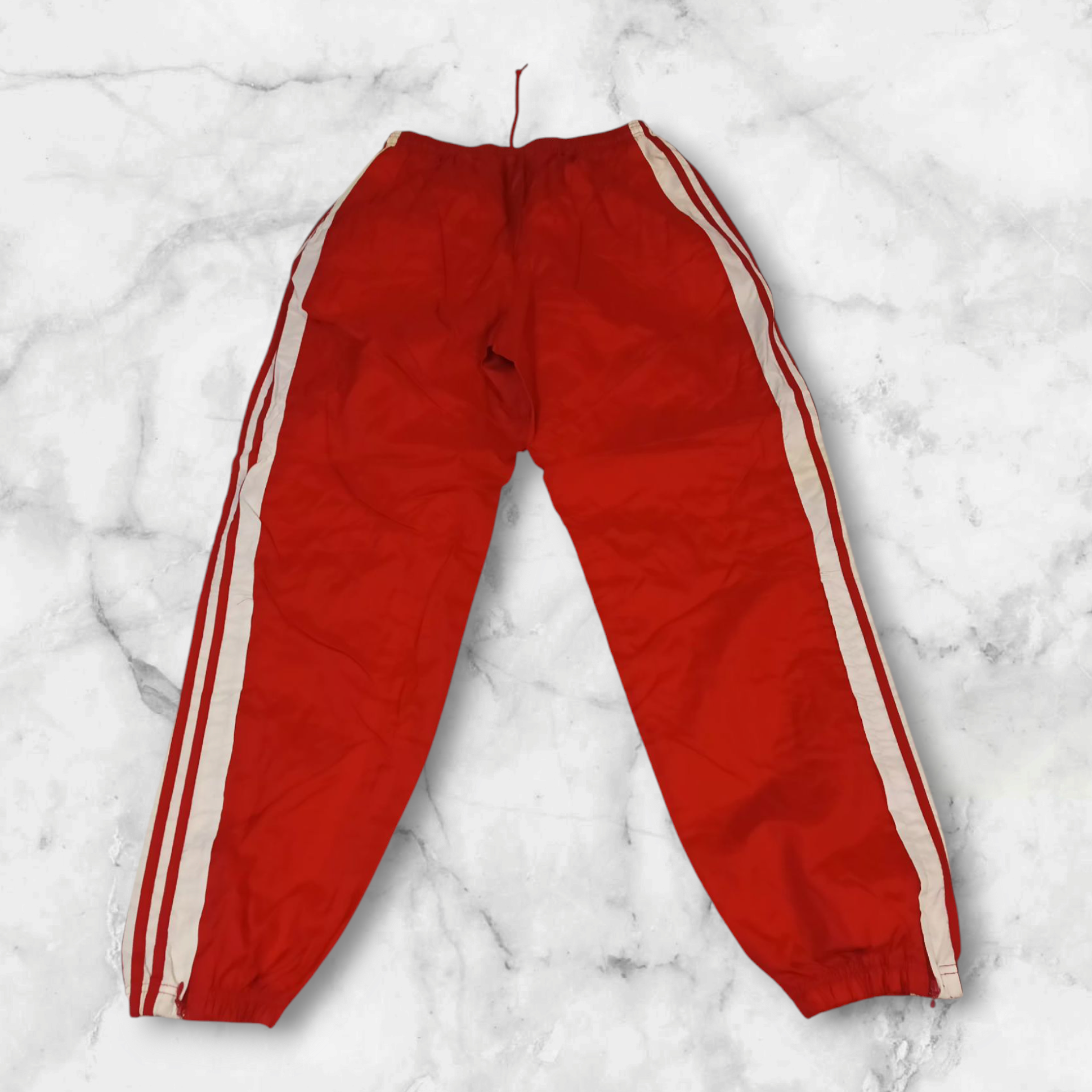 Entdecke unsere Vintage Track Pants von Nike und anderen Marken, erhältlich bei Valuxery.de - Dein Shop für trendige Vintage - Kleidung. Unsere Track Pants sind aus hochwertigen Materialien und