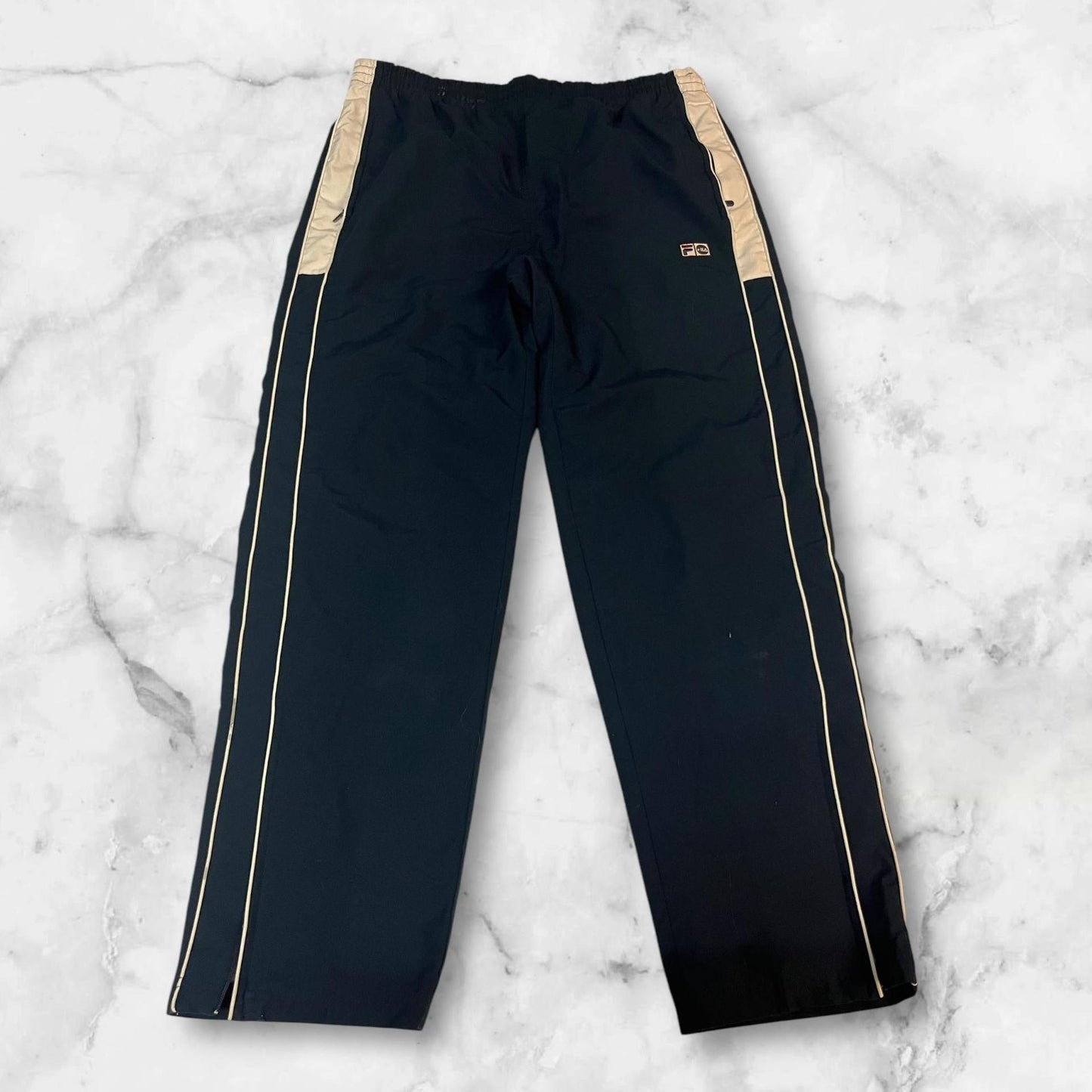 Entdecke unsere Vintage Track Pants von Nike und anderen Marken, erhältlich bei Valuxery.de - Dein Shop für trendige Vintage - Kleidung. Unsere Track Pants sind aus hochwertigen Materialien und