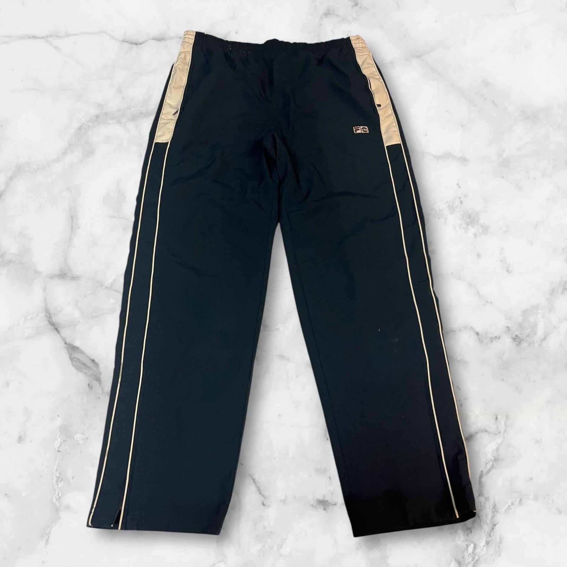 Entdecke unsere Vintage Track Pants von Nike und anderen Marken, erhältlich bei Valuxery.de - Dein Shop für trendige Vintage - Kleidung. Unsere Track Pants sind aus hochwertigen Materialien und