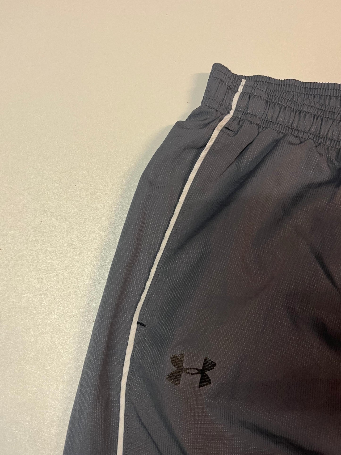 Entdecke unsere Vintage Track Pants von Nike und anderen Marken, erhältlich bei Valuxery.de - Dein Shop für trendige Vintage - Kleidung. Unsere Track Pants sind aus hochwertigen Materialien und