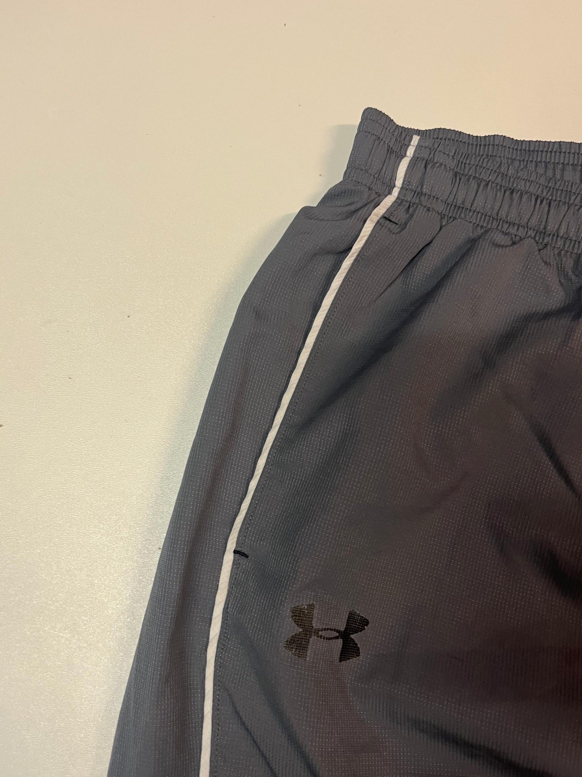 Entdecke unsere Vintage Track Pants von Nike und anderen Marken, erhältlich bei Valuxery.de - Dein Shop für trendige Vintage - Kleidung. Unsere Track Pants sind aus hochwertigen Materialien und
