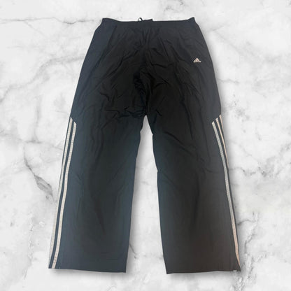 Entdecke unsere Vintage Track Pants von Nike und anderen Marken, erhältlich bei Valuxery.de - Dein Shop für trendige Vintage - Kleidung. Unsere Track Pants sind aus hochwertigen Materialien und