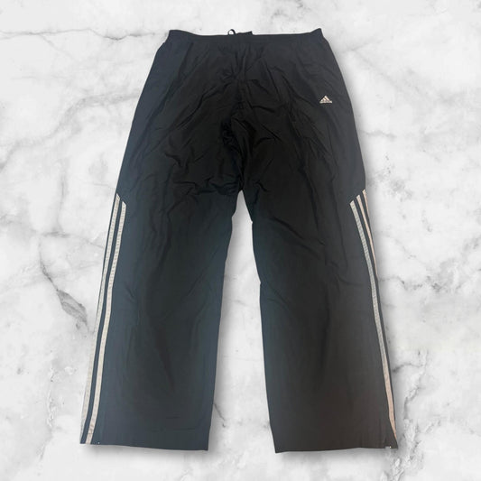 Entdecke unsere Vintage Track Pants von Nike und anderen Marken, erhältlich bei Valuxery.de - Dein Shop für trendige Vintage - Kleidung. Unsere Track Pants sind aus hochwertigen Materialien und