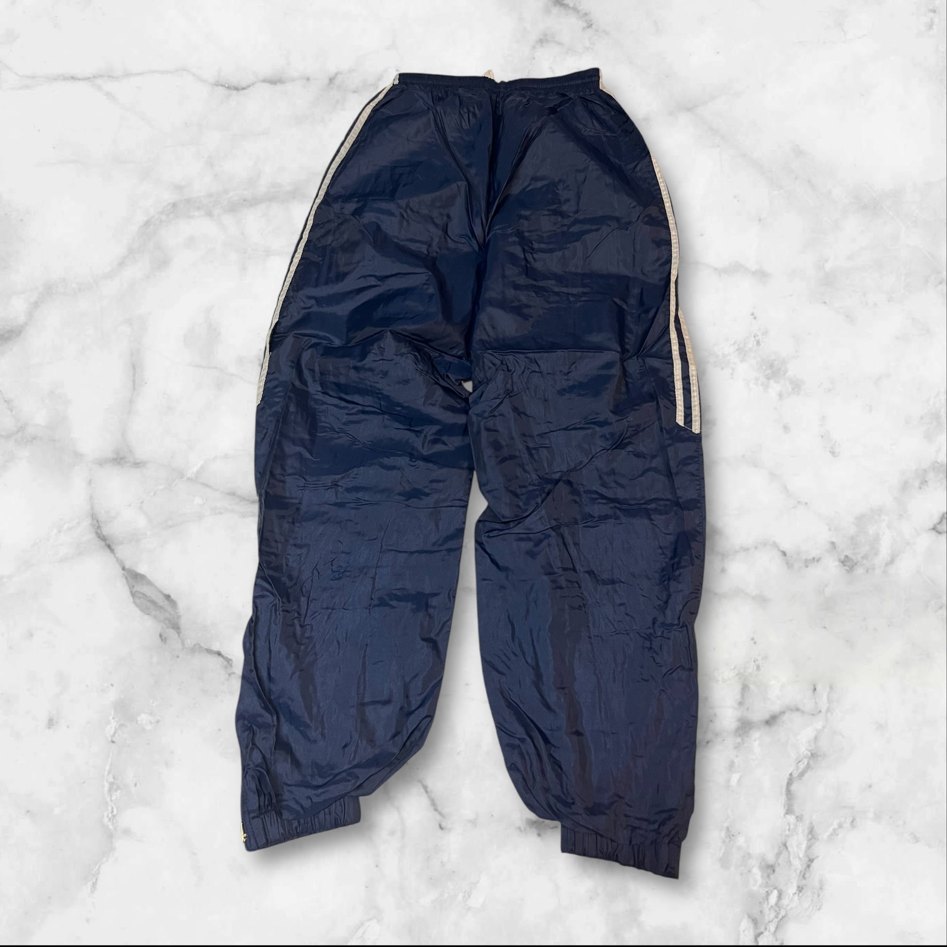 Entdecke unsere Vintage Track Pants von Nike und anderen Marken, erhältlich bei Valuxery.de - Dein Shop für trendige Vintage - Kleidung. Unsere Track Pants sind aus hochwertigen Materialien und