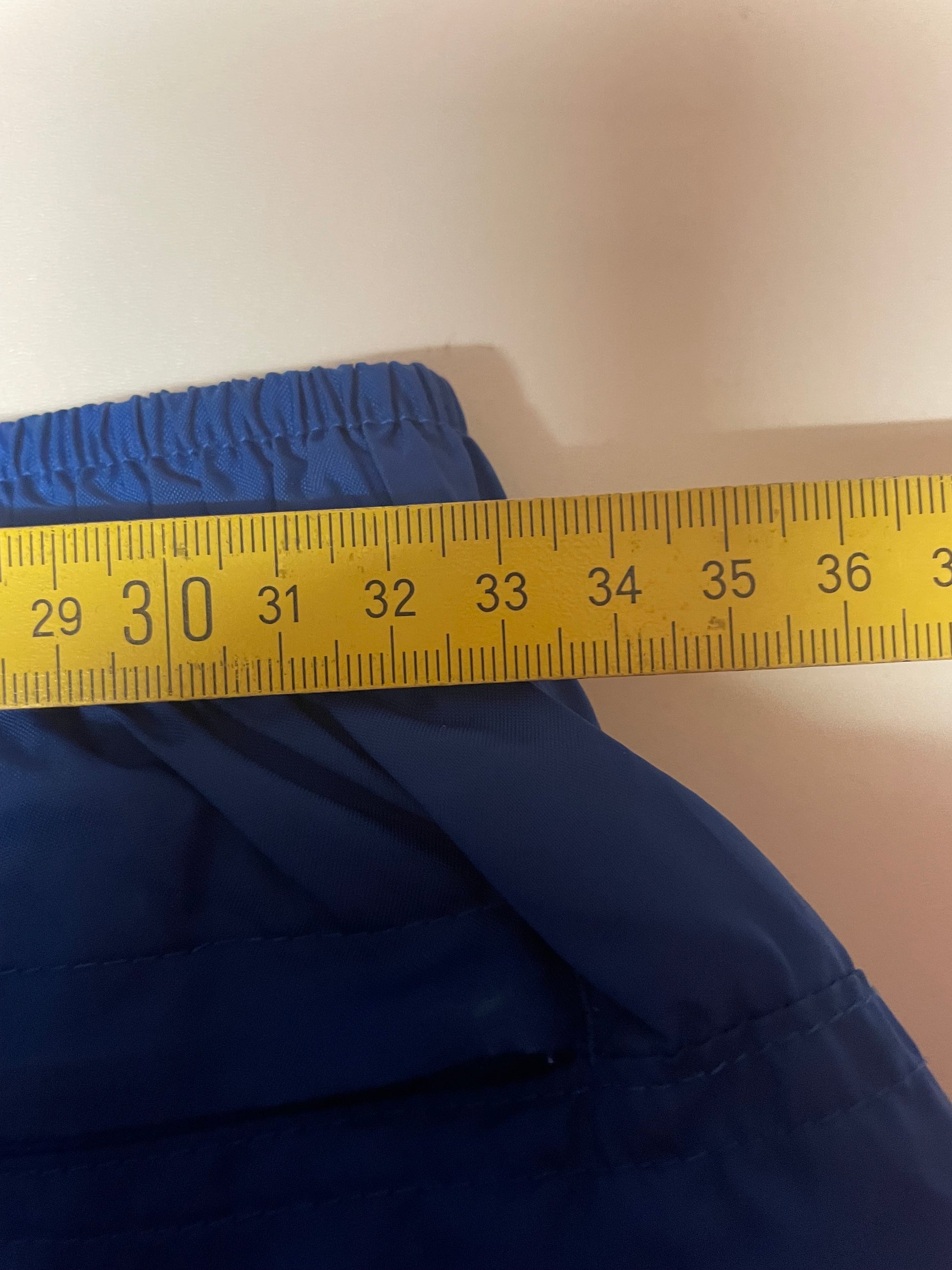 Entdecke unsere Vintage Track Pants von Nike und anderen Marken, erhältlich bei Valuxery.de - Dein Shop für trendige Vintage - Kleidung. Unsere Track Pants sind aus hochwertigen Materialien und