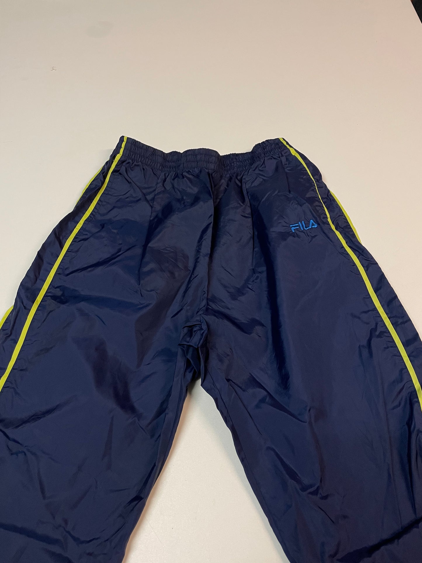 Entdecke unsere Vintage Track Pants von Nike und anderen Marken, erhältlich bei Valuxery.de - Dein Shop für trendige Vintage - Kleidung. Unsere Track Pants sind aus hochwertigen Materialien und