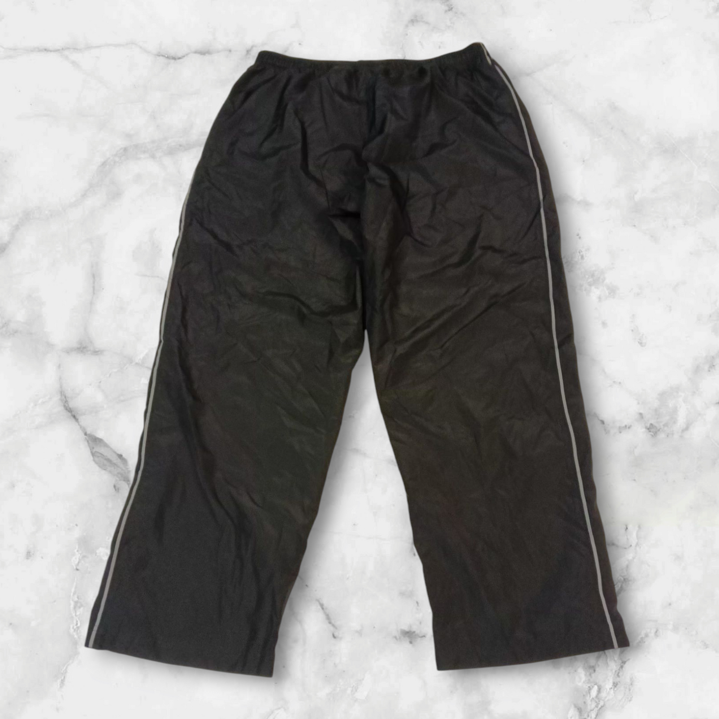 Entdecke unsere Vintage Track Pants von Nike und anderen Marken, erhältlich bei Valuxery.de - Dein Shop für trendige Vintage - Kleidung. Unsere Track Pants sind aus hochwertigen Materialien und