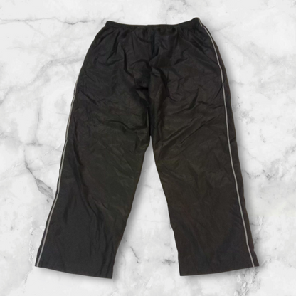 Entdecke unsere Vintage Track Pants von Nike und anderen Marken, erhältlich bei Valuxery.de - Dein Shop für trendige Vintage - Kleidung. Unsere Track Pants sind aus hochwertigen Materialien und