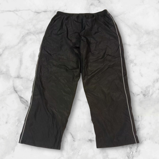 Entdecke unsere Vintage Track Pants von Nike und anderen Marken, erhältlich bei Valuxery.de - Dein Shop für trendige Vintage - Kleidung. Unsere Track Pants sind aus hochwertigen Materialien und