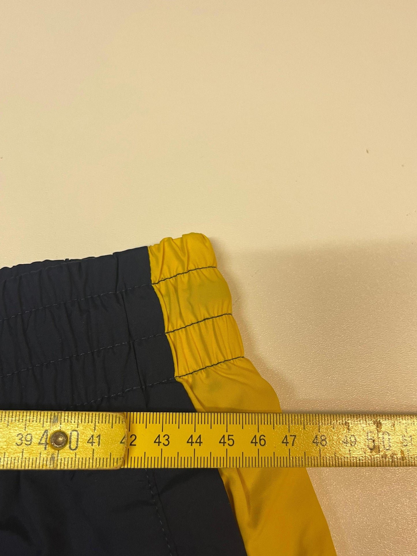 Entdecke unsere Vintage Track Pants von Nike und anderen Marken, erhältlich bei Valuxery.de - Dein Shop für trendige Vintage - Kleidung. Unsere Track Pants sind aus hochwertigen Materialien und