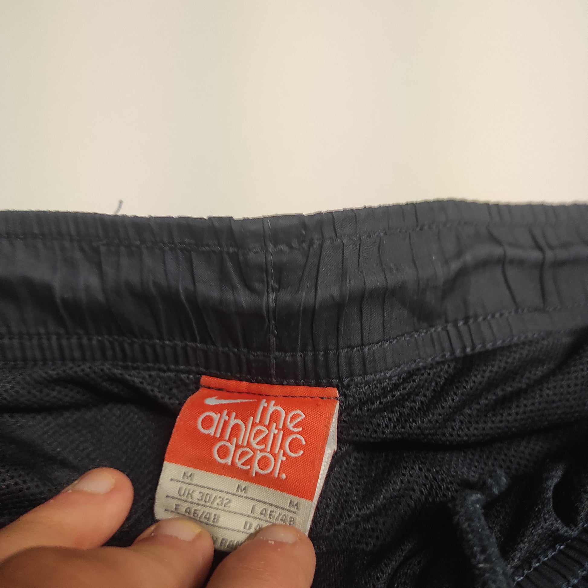Entdecke unsere Vintage Track Pants von Nike und anderen Marken, erhältlich bei Valuxery.de - Dein Shop für trendige Vintage - Kleidung. Unsere Track Pants sind aus hochwertigen Materialien und