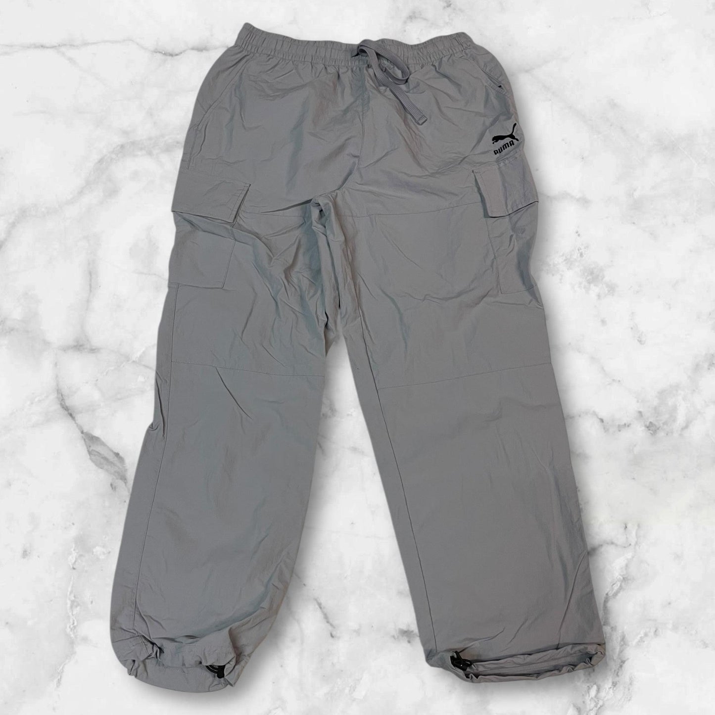 Entdecke unsere Vintage Track Pants von Nike und anderen Marken, erhältlich bei Valuxery.de - Dein Shop für trendige Vintage - Kleidung. Unsere Track Pants sind aus hochwertigen Materialien und