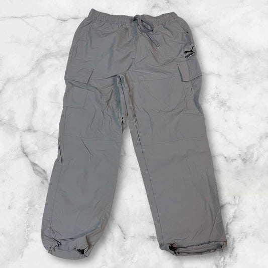 Entdecke unsere Vintage Track Pants von Nike und anderen Marken, erhältlich bei Valuxery.de - Dein Shop für trendige Vintage - Kleidung. Unsere Track Pants sind aus hochwertigen Materialien und
