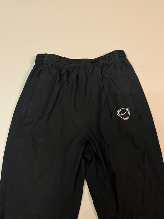 Entdecke unsere Vintage Track Pants von Nike und anderen Marken, erhältlich bei Valuxery.de - Dein Shop für trendige Vintage - Kleidung. Unsere Track Pants sind aus hochwertigen Materialien und