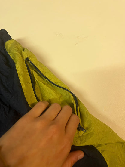 Entdecke unsere Vintage Track Pants von Nike und anderen Marken, erhältlich bei Valuxery.de - Dein Shop für trendige Vintage - Kleidung. Unsere Track Pants sind aus hochwertigen Materialien und